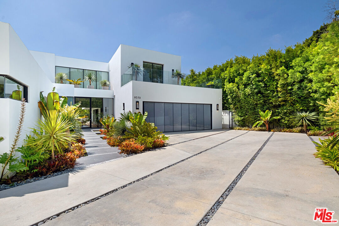 9570 SUNSET BLVD
